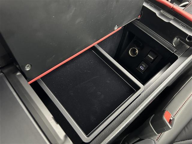 【グローブボックス】車検証ケースや、日頃使う小物類の収納に便利ですね！