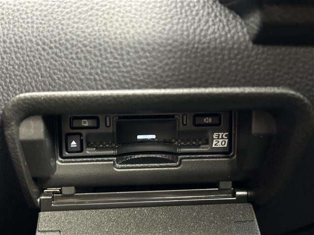 【ETC】有料道路を利用する際に料金所で停止することなく通過できる、ETC車載器（ノンストップ自動料金収受システム機器）が装備されています。セットアップを行うことで利用可能になります。