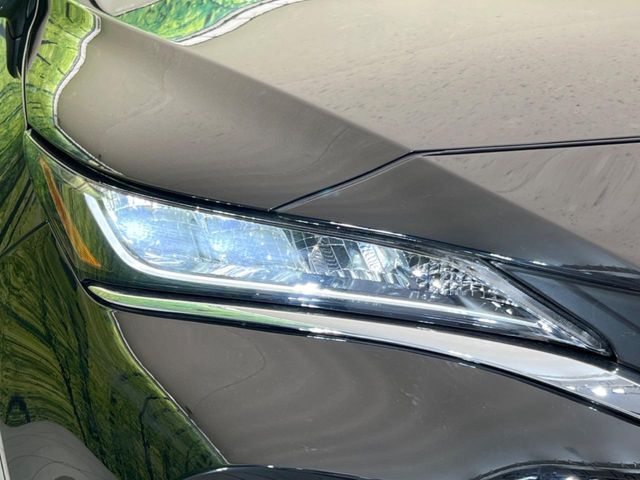 【LEDヘッドライト】悪天候や夜間走行時も良好な視界を確保し安心して運転できる高輝度LEDヘッドライトを装備！点灯速度が早く、消費電力も抑えられています。