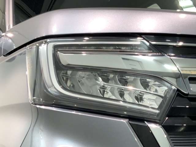 LEDヘッドライトは、点灯の瞬間から最大光量を発揮し、突然暗くなるトンネルなどでの安定感を高めます。