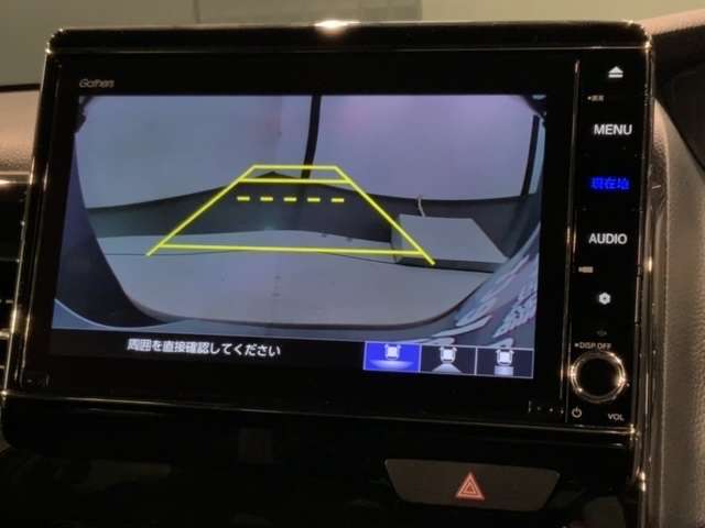 リバースギアに入れるだけで後方の表示へ切り替わります。夜間や雨の日の駐車も楽になりますよ。