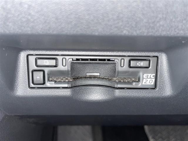 【ETC】有料道路を利用する際に料金所で停止することなく通過できる、ETC車載器（ノンストップ自動料金収受システム機器）が装備されています。セットアップを行うことで利用可能になります。