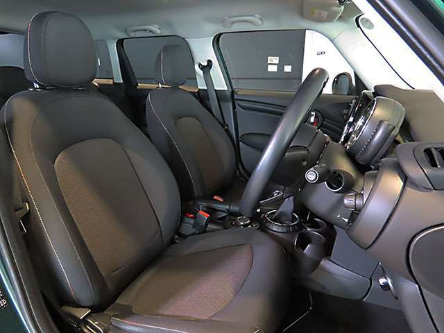 人間工学に基づいて設計されたシートはロングドライブでも快適です。
