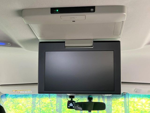 【フリップダウンモニター】大画面モニターで後席でもエンタメをお楽しみいただけます。小さなお子様にも大人気の装備です♪
