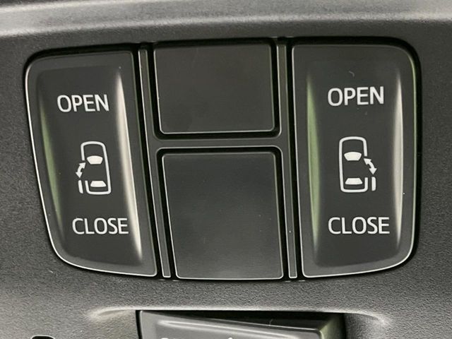 【両側パワースライドドア】スマートキーや運転席のスイッチで後席両側スライドドアの開閉が可能♪電動だから力を入れてドアを開ける必要が無く、小さなお子様でも簡単に開け閉めでき快適です♪