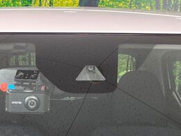 【インテリジェントエマージェンシーブレーキ】フロントカメラで前方の車両や歩行者を検知。衝突しそうな時は衝突被害軽減ブレーキが作動、衝突回避をサポート。より安全にドライブをお楽しみいただけます。
