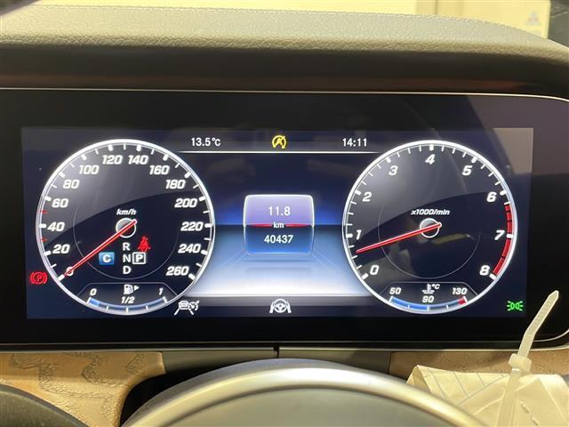 マットブラックにホワイトのLIBERALAのロゴの建物と看板が目印です。