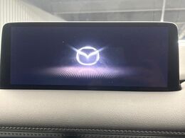 【10.25インチマツダコネクト】車内の雰囲気にマッチした大型ディスプレイ。スマホ接続でのナビ使用やBluetooth再生等、様々な機能が楽しめます。直感的なダイヤル操作が可能で、使い勝手も良好です。