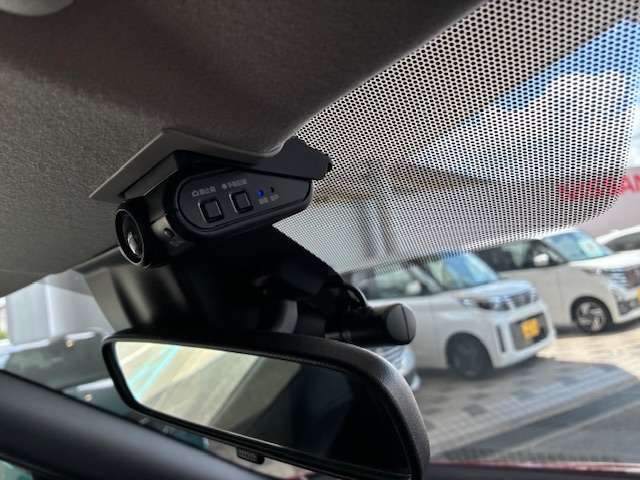 フロントと車室内のドライブレコーダーがついています！