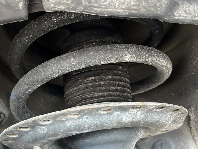 お車を安心してお乗りいただく為には、足回りの定期点検が欠かせません。サービスサポート（有償保証）では無料点検もご提供しており、安心のカーライフをお過ごしいただけるサポート体制が整っています。