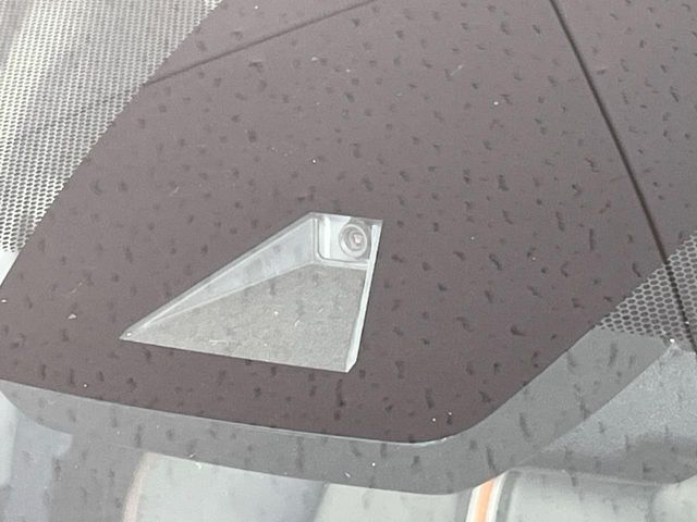 【トヨタセーフティセンス】走行中に前方の車両等を認識し、衝突しそうな時は警報とブレーキで衝突回避と被害軽減をアシスト。より安全にドライブをお楽しみいただけます。