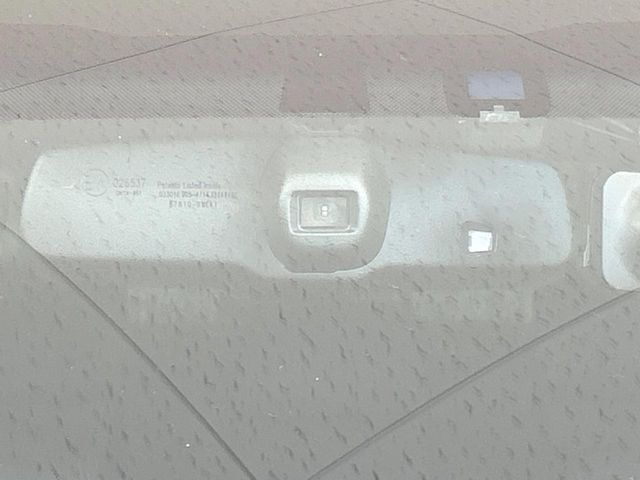 【プリクラッシュセーフティ】前方の車両等を検知し、衝突しそうな時は警報で注意を促し、ブレーキを踏む力をサポート。ブレーキを踏めなかった場合は衝突被害軽減ブレーキが作動、衝突回避をサポートします。