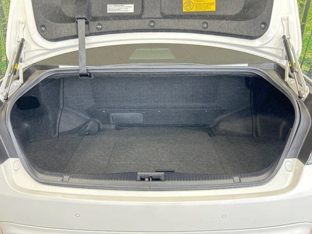 後席を格納すると、これだけの広さが！シーンに合わせたシートアレンジで、大きな荷物も積むことが出来ます♪