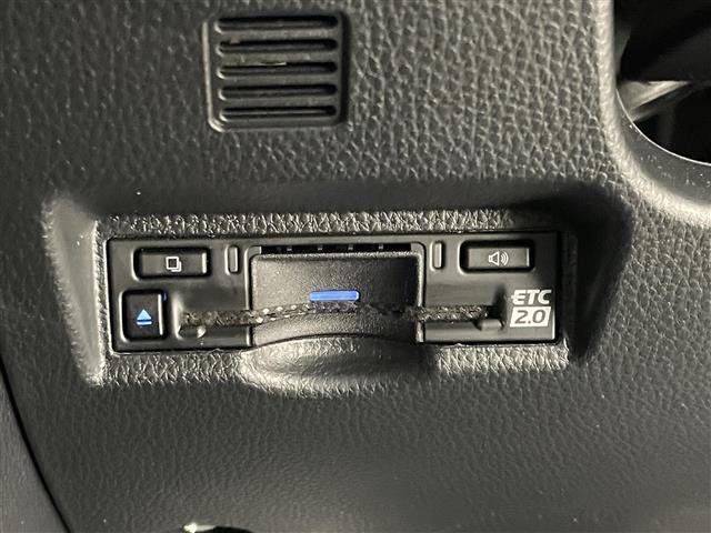 【ETC】有料道路を利用する際に料金所で停止することなく通過できる、ETC車載器（ノンストップ自動料金収受システム機器）が装備されています。セットアップを行うことで利用可能になります。