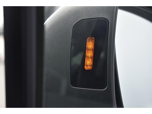 スバルリヤビークルディテクション 車体後部に内蔵のセンサーにより自車の後側方から接近する車両を検知。ドアミラーのLEDインジケーターや警報音でドライバーに注意を促します。