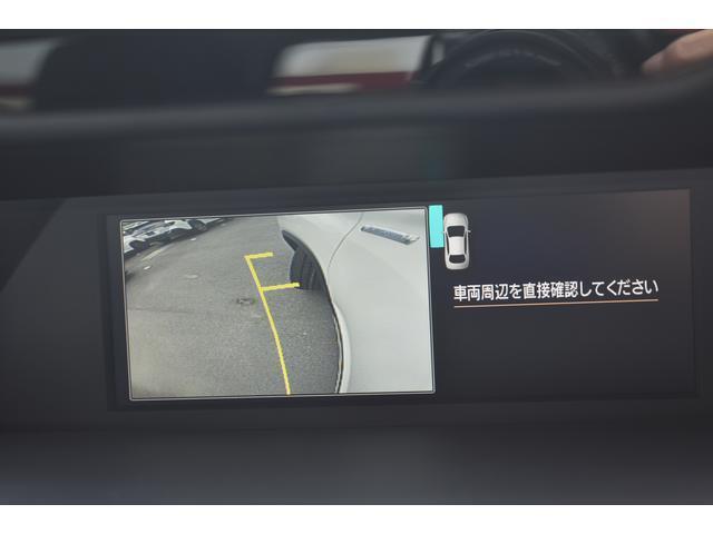 サイドビュー表示 黄色のガイドラインは車体からの距離約30cm、車両先端、ホイールセンターの位置を示しドライバーをアシストします。