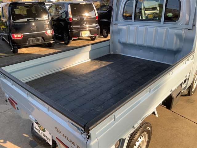 当店では仕入れた車両を全車商品管理センターにて室内クリーニングや外装の磨き施工等、徹底した商品車仕上げを行っております。良質な車両だからこそ、掲載写真の加工は一切行っておりません！！！