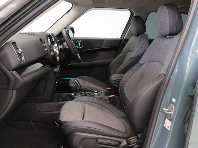 MINI特有のデザインのインテリアを楽しめる助手席♪