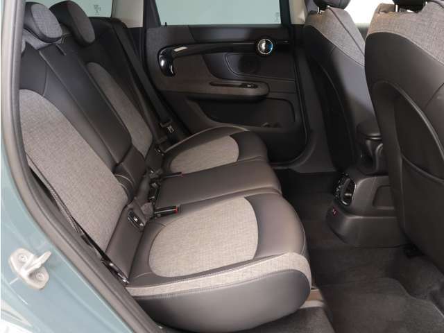 リアシートは分割可倒式です。