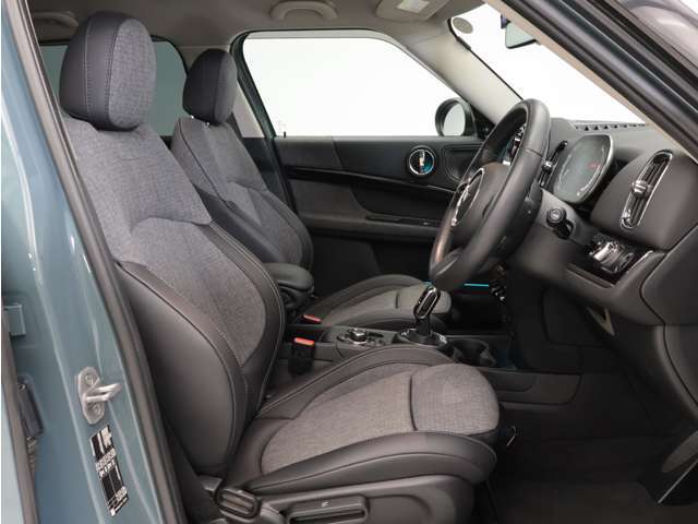 MINIのゴーカートフィールを支えてくれる、疲れにくい運転席シート。座ったとたんに、もう映画の主人公の気分です！