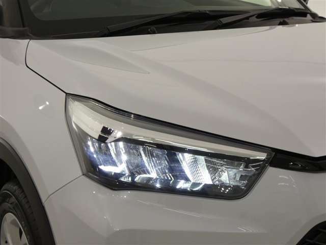 【LEDヘッドランプ】・・・消費電力の少ないLEDヘッドランプ。点灯してすぐに最大光量を発揮するのでトンネルなど周囲が急に暗くなった場合でも安心。