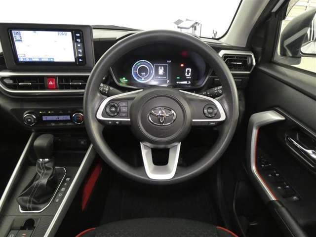 【運転席まわり】・・・ハンドルやシートなども隅々までクリーニング済み。キレイな車内でドライブがより一層快適にお楽しみいただけると思います。