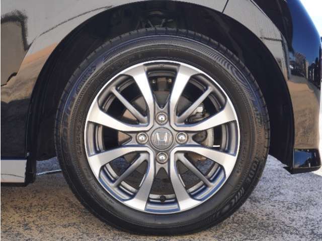 アルミホイール装着車です！これで足元まわりもおしゃれにきまります！