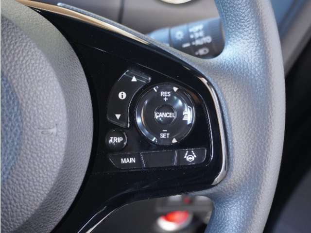 ◆アダプティブクルーズコントロール◆予め設定した車速内でクルマが自動的に加減速。前走車との適切な車間距離を維持しながら追従走行します。【LKAS】車線維持支援システムでステアリング操作を支援。