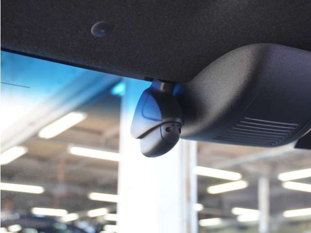 ◆ドライブレコーダー◆映像・音声などを記録する自動車用の装置です。　もしもの事故の際の記録はもちろん、旅行の際の思い出としてドライブの映像を楽しむことができます。