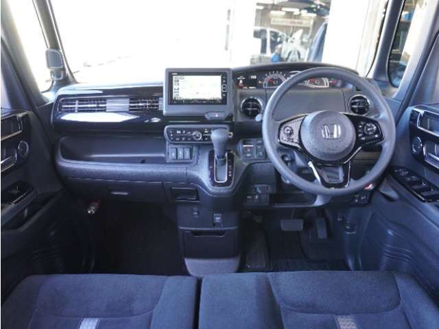 ◆視界広々で非常に運転しやすくロングドライブでも疲れを感じさせないすっきりとまとまったインパネ周りです。