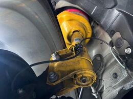 【STIチューニングBILSTEIN製ダンパー】高速走行時の車両安定性を向上させてくれる人気の装備。街乗りの乗り心地も犠牲にせず、スポーティな走行をお楽しみいただけます♪