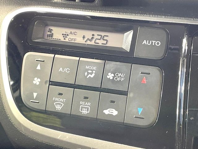 【オートエアコン】一度お好みの温度に設定すれば、車内の温度を検知し風量や温度を自動で調整。暑い…寒い…と何度もスイッチ操作をする必要はありません。快適な車内空間には必須の機能ですね♪