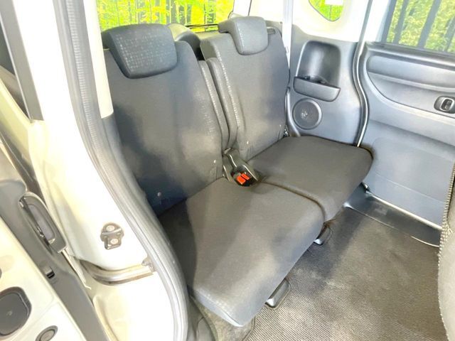 後部座席も気になるようなキズ・汚れやへたり等、大きなダメージはなく、良好な状態です。