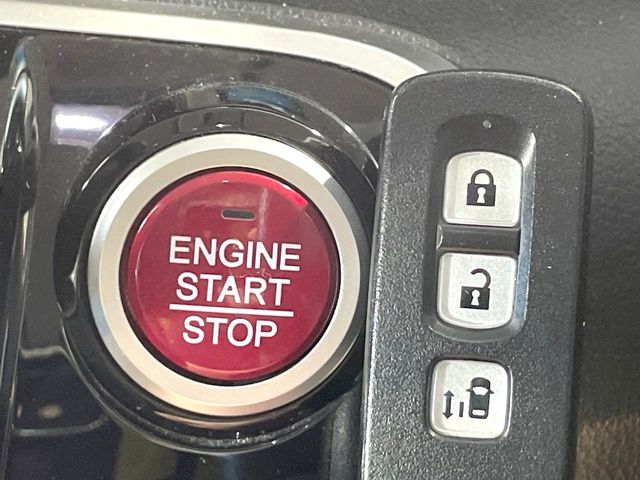 【Hondaスマートキー】カバンやポケットに入れたままでもドアの施錠・解錠が可能なスマートキーを装備。エンジンのオン・オフ時もカギを取り出す必要が無いからとっても便利です♪
