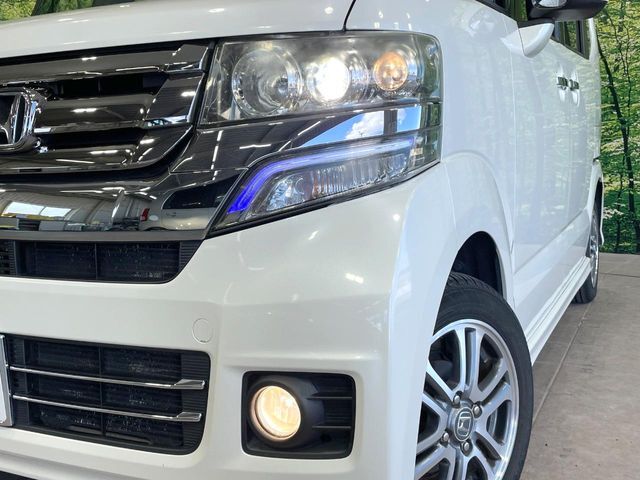 【HIDヘッドライト】非常に明るく前方を照らしてくれるので、悪天候や夜間の走行時も視界良好で安心してお乗りいただけます。