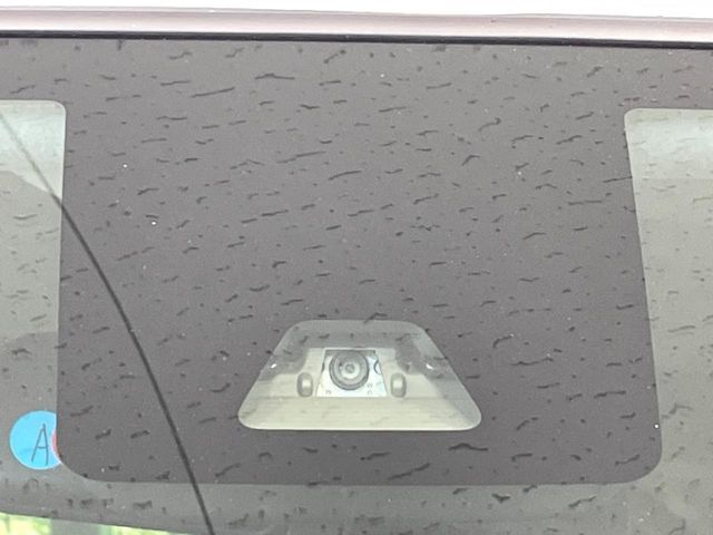 【スマートアシスト】走行中に前方の車両等を認識し、衝突しそうな時は警報とブレーキで衝突回避と被害軽減をアシスト。より安全にドライブをお楽しみいただけます。