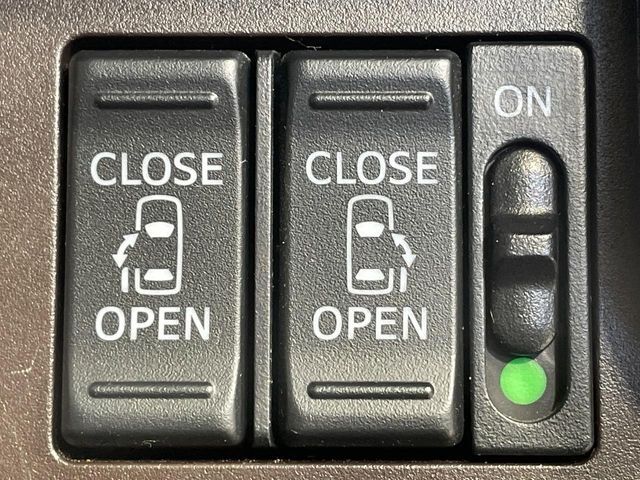 【両側パワースライドドア】スマートキーや運転席のスイッチで後席両側スライドドアの開閉が可能♪電動だから力を入れてドアを開ける必要が無く、小さなお子様でも簡単に開け閉めでき快適です♪