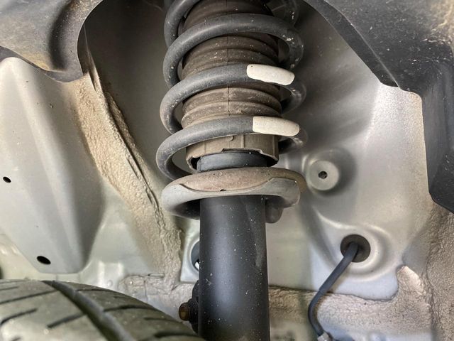 お車を安心してお乗りいただく為には、足回りの定期点検が欠かせません。サービスサポート（有償保証）では無料点検もご提供しており、安心のカーライフをお過ごしいただけるサポート体制が整っています。