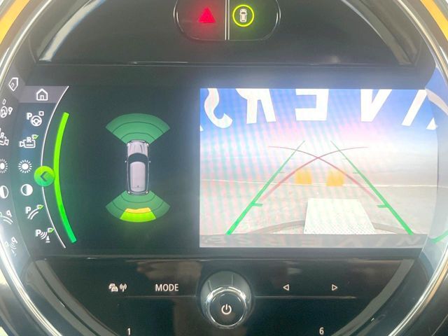 ●ガイドライン付きバックカメラ：不安な駐車もこれで安心！ガイドライン付きなので狭い箇所での駐車もラクラクです！