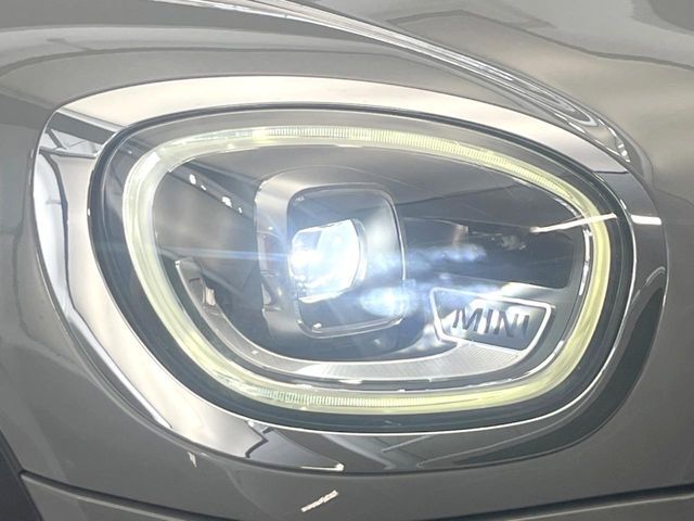 ●LEDヘッドライト：夜間走行時も良好な視界を確保し安心して運転できる高輝度LEDヘッドライトを装備！点灯速度が早く、消費電力も抑えられています。