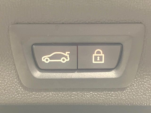 ●電動リアゲート：ワンタッチでリアゲートの開閉ができ、荷物などで両手が塞がっている状態でも簡単に開閉ができる便利機能です。