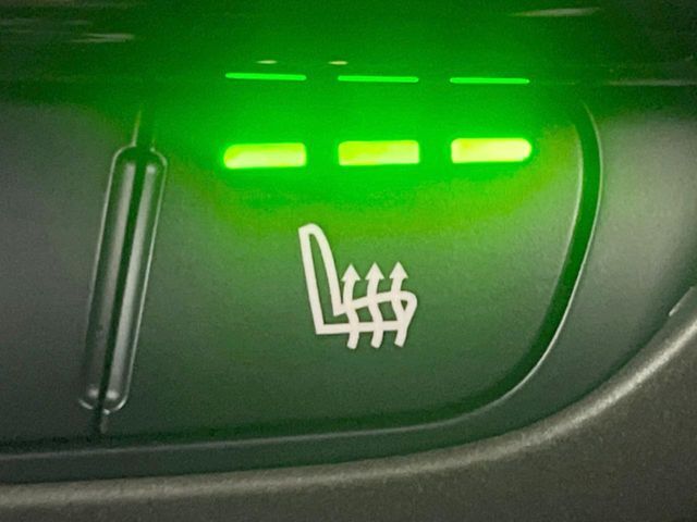 ●フロントシートヒーティング：運転席・助手席共に三段階で調節が可能なシートヒーターを装備しております。季節を問わず快適にご使用いただけます。
