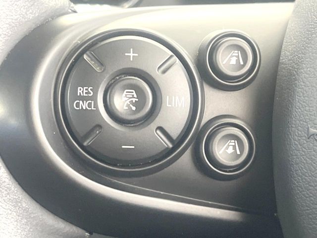 ●アクティブクルーズコントロール：前の車との車間距離を一定にとりつつ、一定速度で自動走行してくれる次世代のクルーズコントロール！主に高速道路や自動車専用道路で使用する便利な機能です！