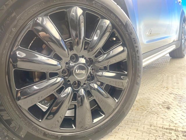 ●純正18インチアルミホイール：輸入車ならではの卓越した走りを支えるホイールと足回りです！日本車の走りに慣れている方にもぜひ体感して頂きたいほど、高いレベルでまとまっています！