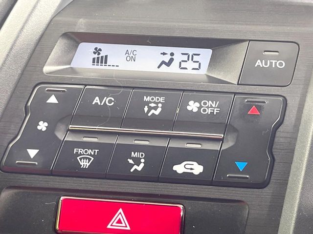 【オートエアコン】一度お好みの温度に設定すれば、車内の温度を検知し風量や温度を自動で調整。暑い…寒い…と何度もスイッチ操作をする必要はありません。快適な車内空間には必須の機能ですね♪