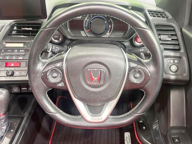 インテリアに合わせたデザインのステアリングは、運転される方のことも考え、運転しやすい形状、大きさです。是非一度、実際に触ってお確かめください。