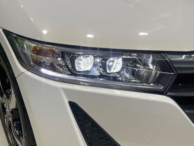 【LEDヘッドライト】悪天候や夜間走行時も良好な視界を確保し安心して運転できる高輝度LEDヘッドライトを装備！点灯速度が早く、消費電力も抑えられています。