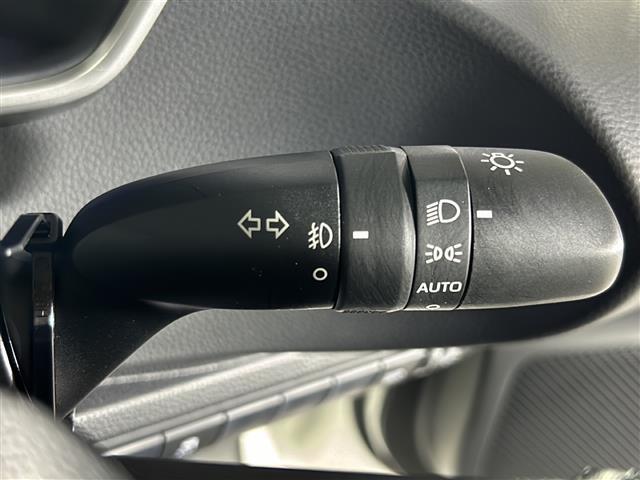 【オートライト（AUTO）】外の明るさをシステムが感知して、自動でヘッドライトが点灯します！ヘッドライトをつけ忘れを防ぐ便利機能です。
