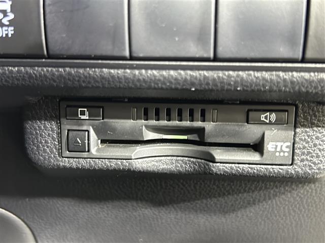 【ETC】有料道路を利用する際に料金所で停止することなく通過できる、ETC車載器（ノンストップ自動料金収受システム機器）が装備されています。セットアップを行うことで利用可能になります。