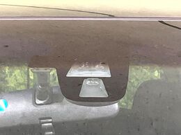 【シティブレーキアクティブシステム】低速走行中に前方の車両等を認識し、衝突しそうな時は警報とブレーキで衝突回避と被害軽減をアシスト。より安全にドライブをお楽しみいただけます。